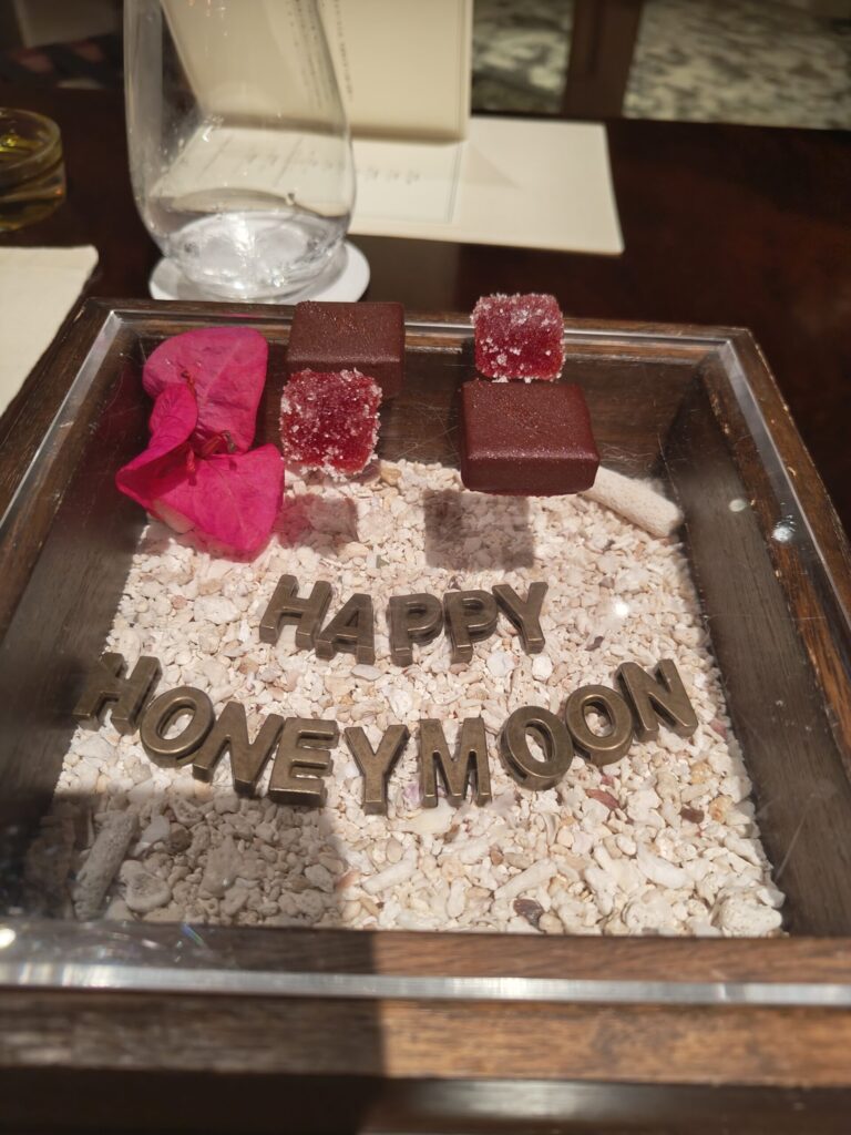 HappyHoneymoonと書かれたお祝いのお茶菓子